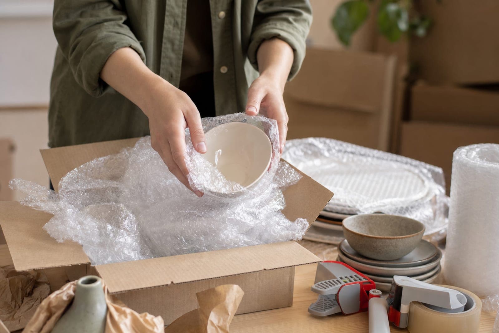 Guide pratique : comment emballer et protéger vos objets fragiles avant de les stocker