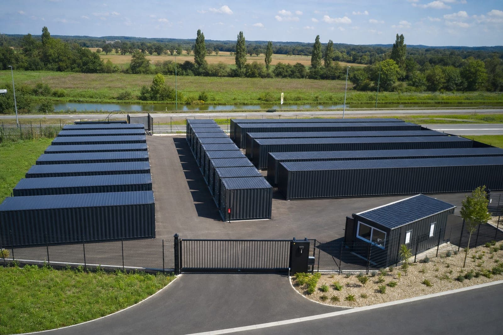 Créer un centre de self-stockage en containers : guide pro