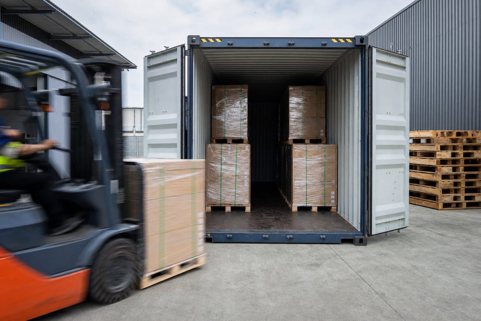 Stocker des palettes en container : méthode logistique pro